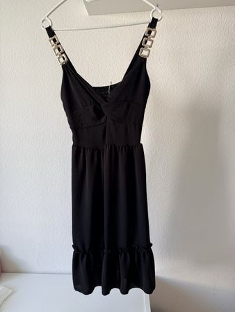 Kleid schwarz mit Schmuckriemen und Ruffle Saum Grösse S