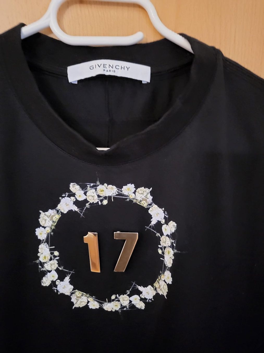 Givenchy T-shirt: Givenchy T-shirt – Nuovo (secondo la descrizione) da Grenchen venduto da Lucifero17 2