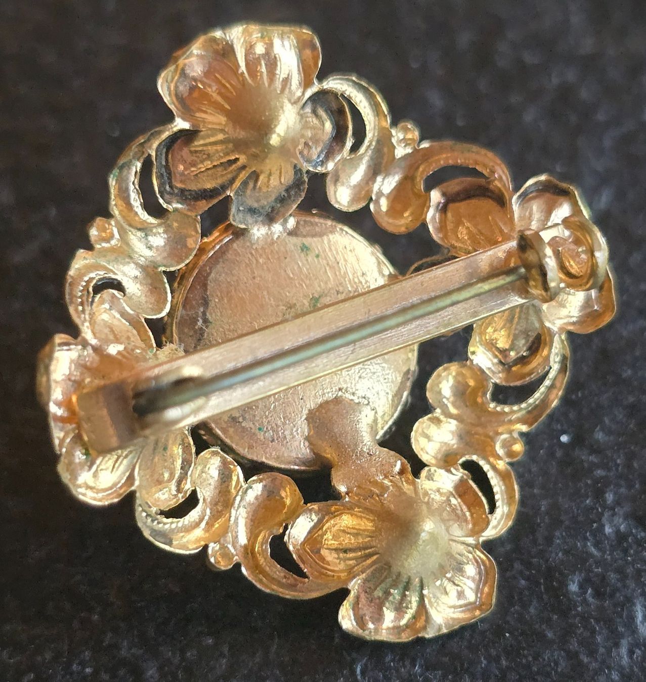 Broches & Aiguilles: Brosche Blumenmuster mit Steinen Goldfarben antik – D'occasion à Duebendorf par Dguguseli 1