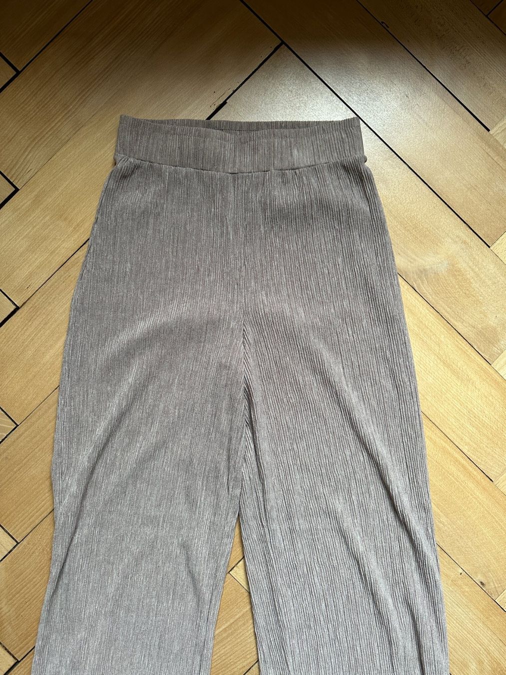 Zara Pantaloni: ZARA - Plisseehose taupe M – Usato da Zürich venduto da Diazaio 1
