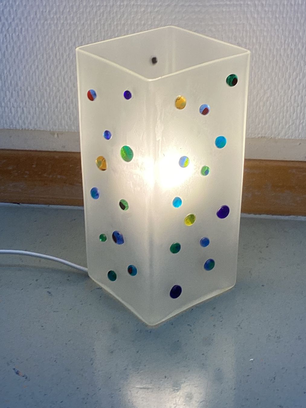 Lampen: Nachttischlampe Milchglas mit bunten Glaspunkten – Neu (gemäss Beschreibung) aus Muttenz von rob_sc8s