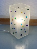 Nachttischlampe Milchglas mit bunten Glaspunkten