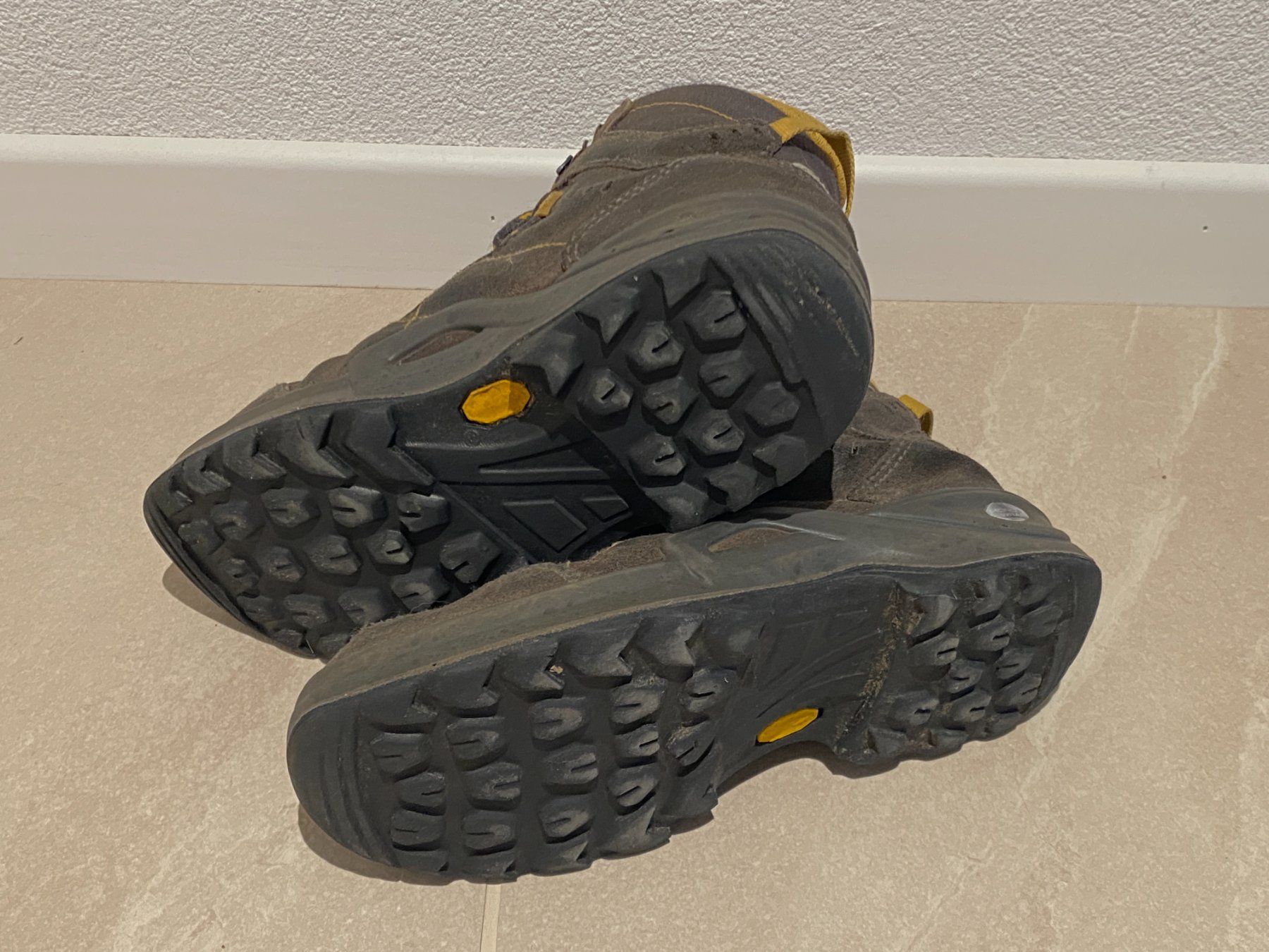 Lowa Scarpe da uomo: Lowa Wanderschuhe Gr. 35 – Usato da Gais venduto da fam_bt2g 1