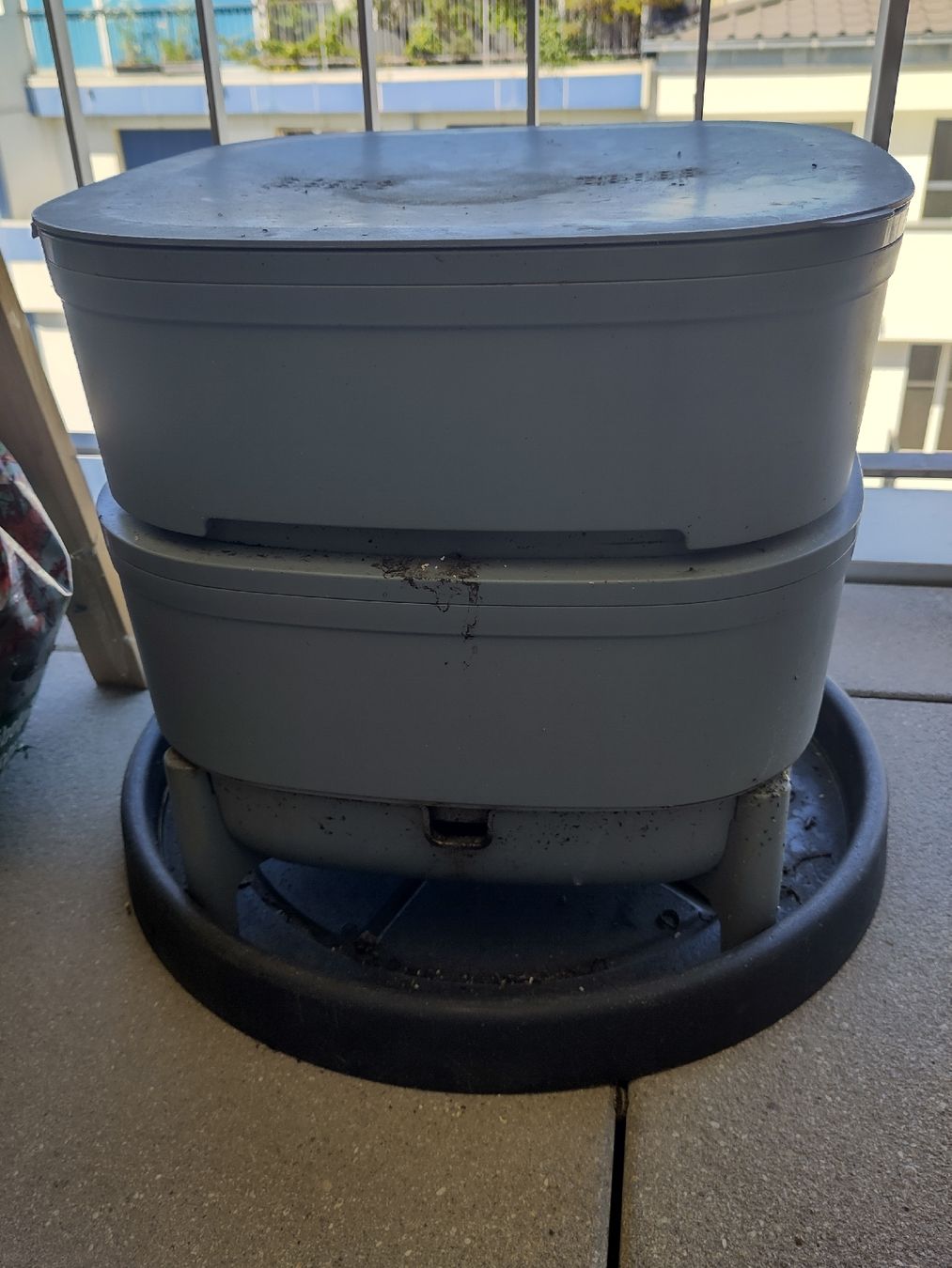Box contenitori: Compost de balcon compact avec lombrics  – Usato da Fribourg venduto da Mistercactus 1