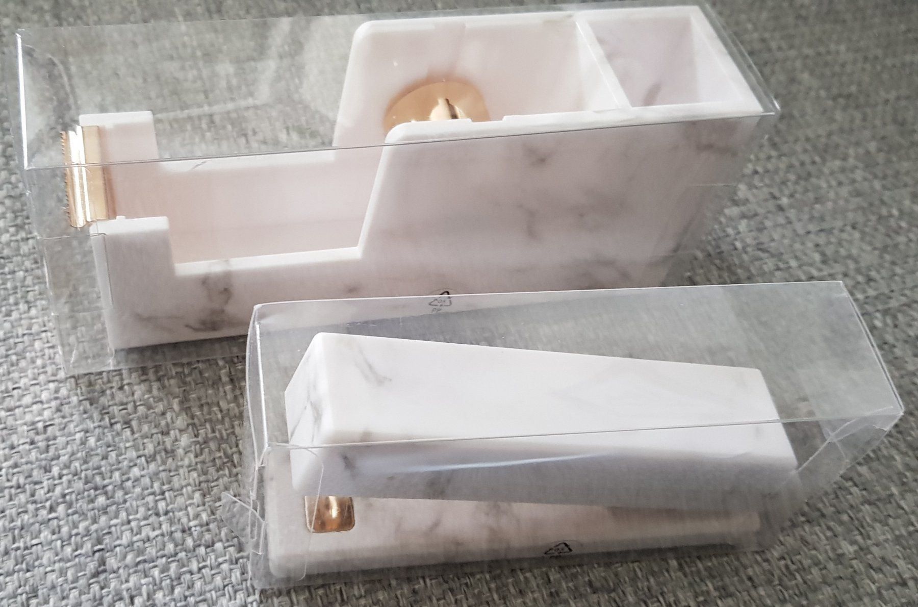 Tutti gli attrezzi: Heftklammergerät + Klebebandabroller Marmor-Rosegold-Optik – Nuovo e nell'imballaggio originale da Jona venduto da VivianPatrick