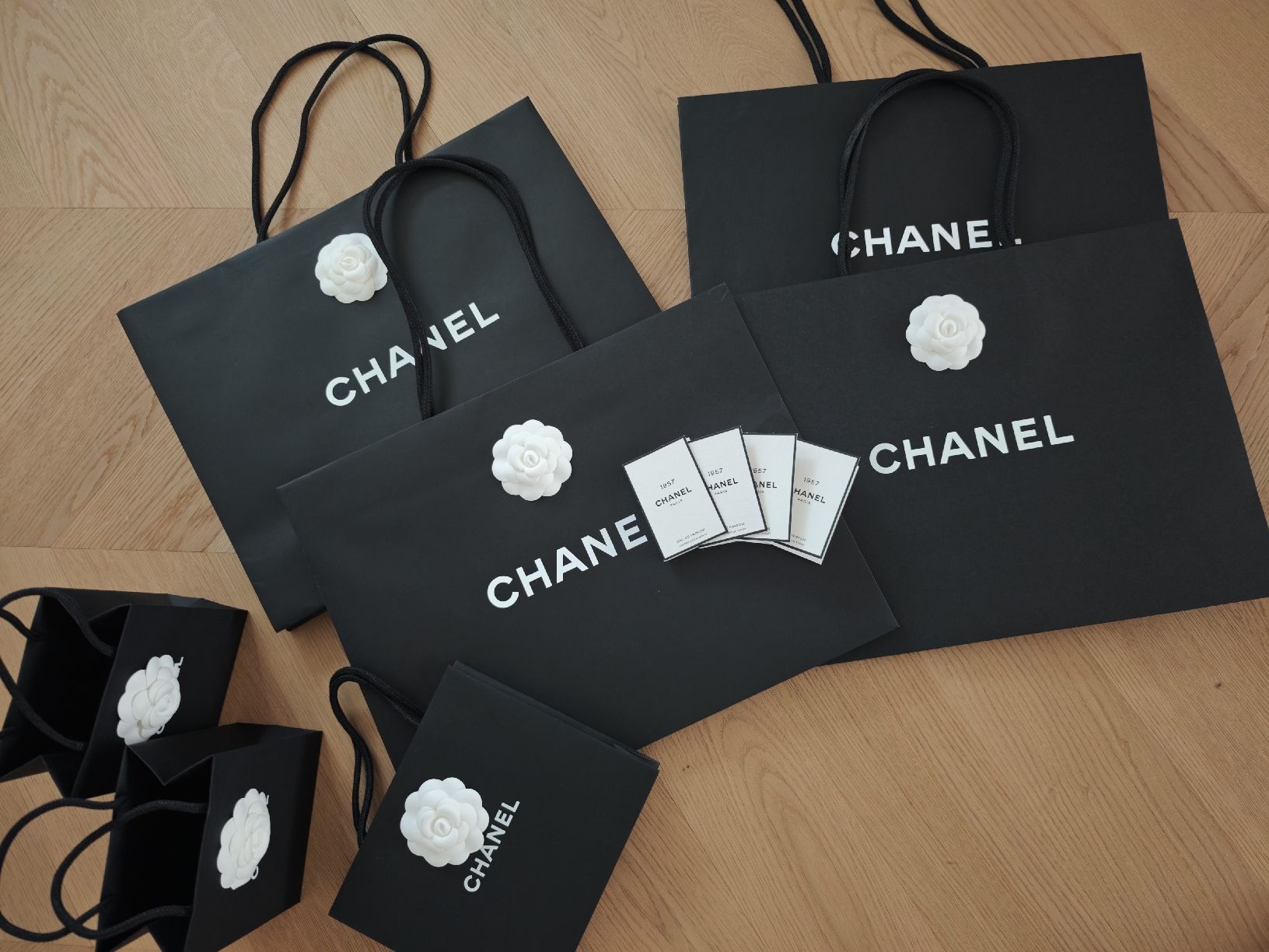 Chanel Borse: CHANEL Papiertaschen & 4 Parfum Minis 1957 – Nuovo (secondo la descrizione) da Erlenbach ZH venduto da nlh