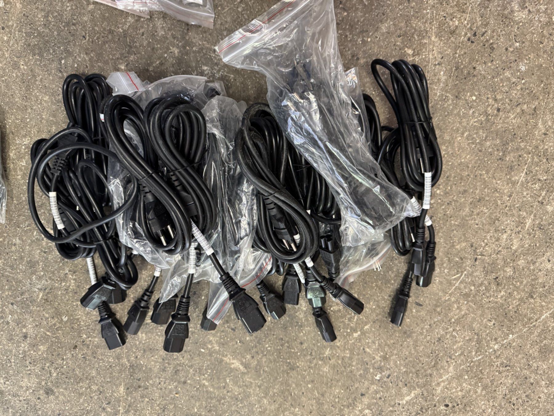 Cavi: AC Kabel 240V 29 Stück audio 15 – Nuovo e nell'imballaggio originale da Zürich venduto da bigboss 1