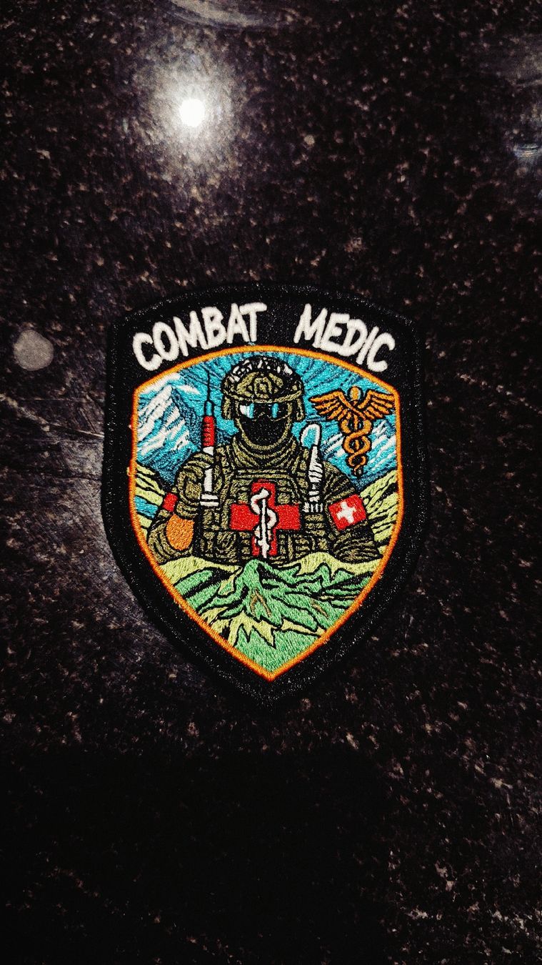 Schweizer Armee Placchette & Badge: Combat Medic Patch, Sanitäter Abzeichen, Top Zustand! – Nuovo (secondo la descrizione) da Balgach venduto da BlackHawkJFR
