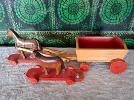 2 sehr alte hübsche Holzpferdchen mit Wagen