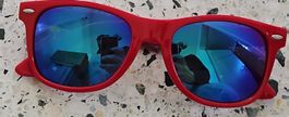 Stylishe rote Sonnenbrille mit blauen Gläsern