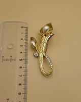 Goldene Brosche mit Perlen und Strass