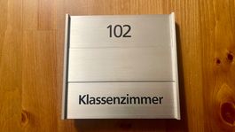 Klassenzimmer Türbeschriftung