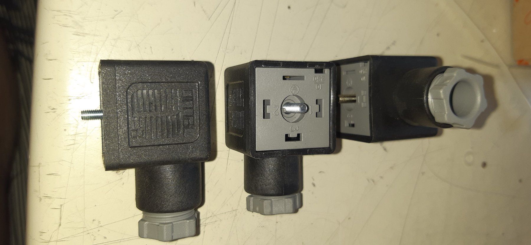 Componenti elettronici: 4 Stk. Ventilstecker Bauform A 18mm – Usato da Fehraltorf venduto da STEMAC01TK 1