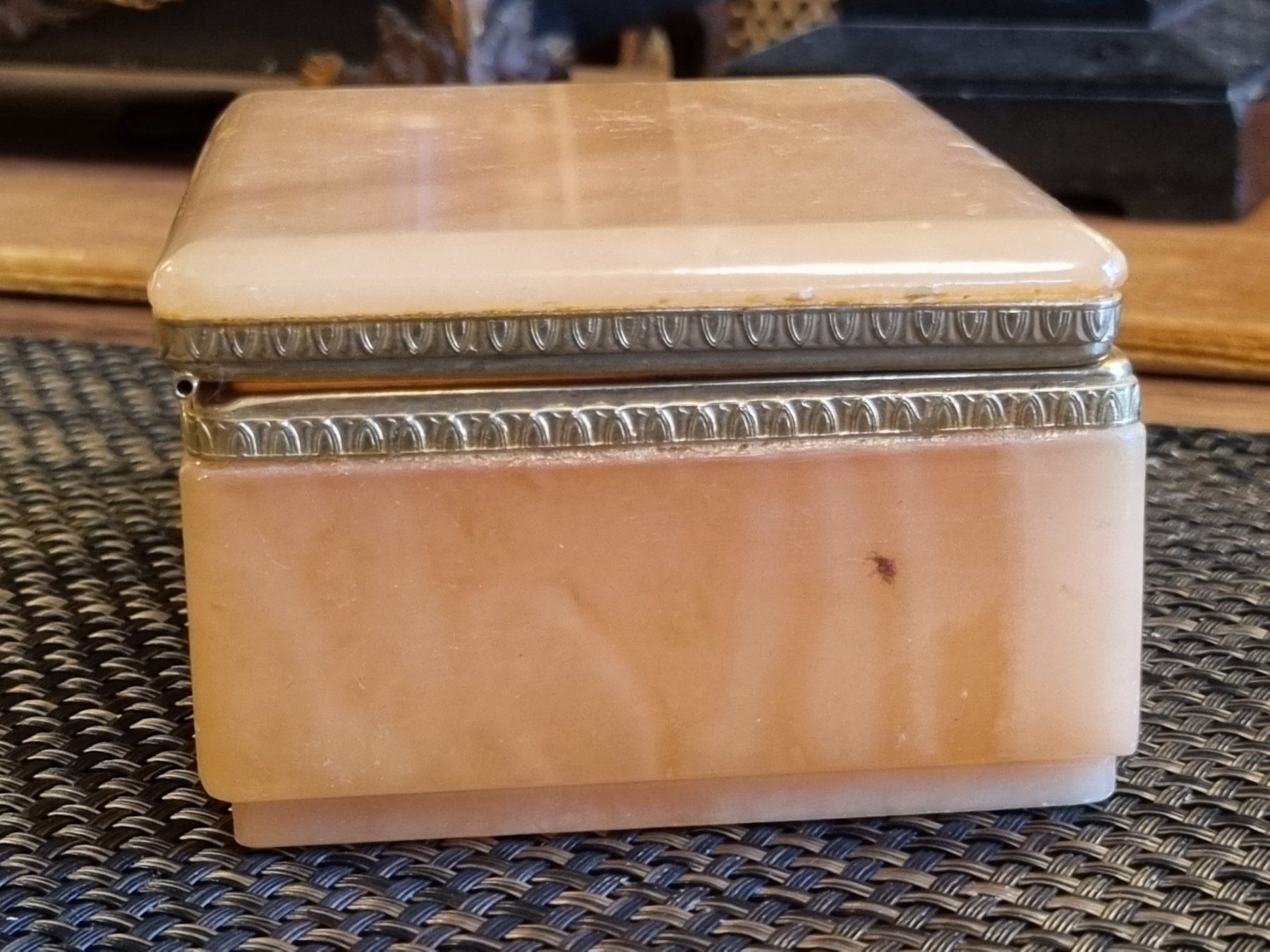 Behälter & Ähnliches: Vintage Onyx Alabaster Schatulle mit Metallrand – Gebraucht aus Scharnachtal von devin03