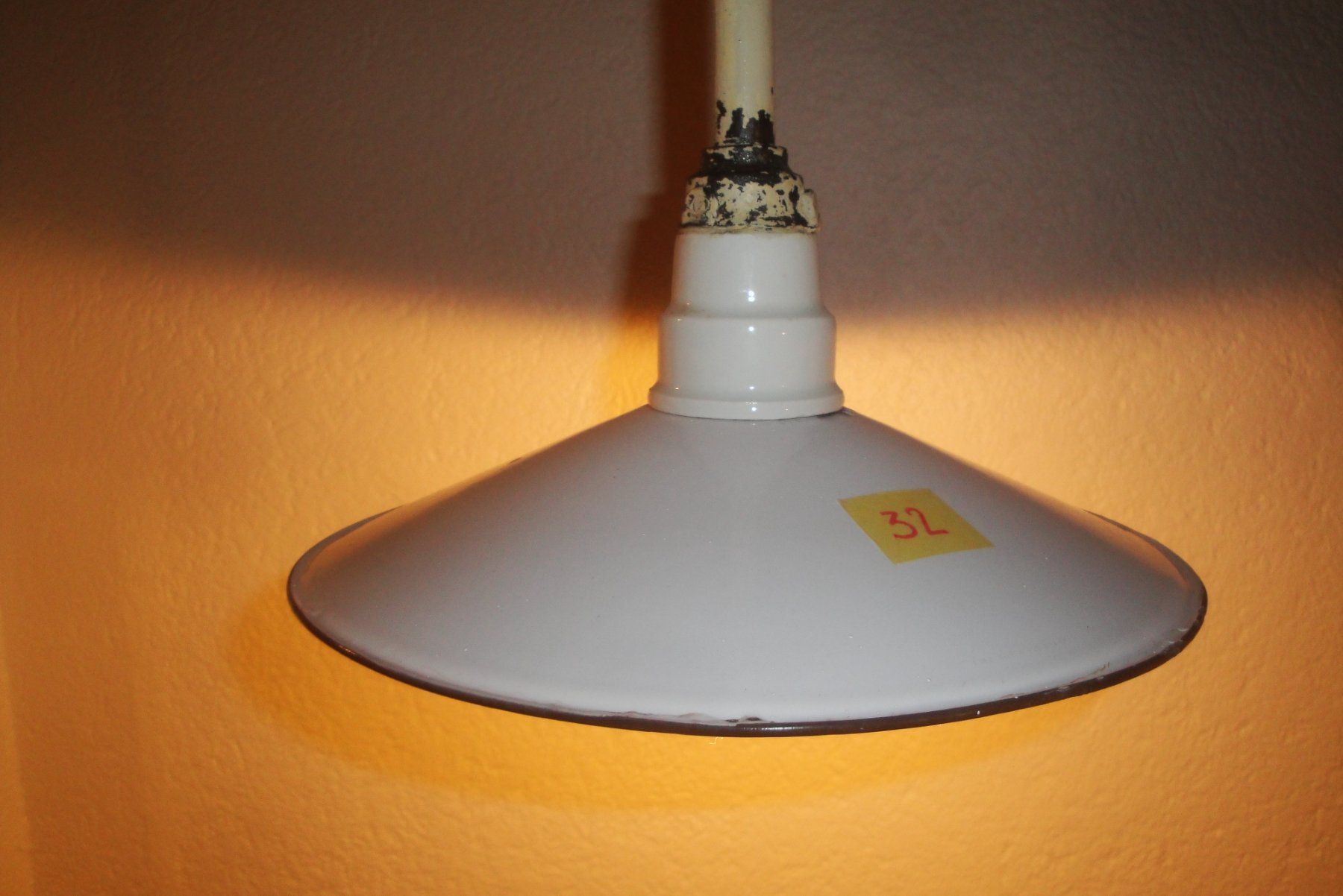 Lampade: Kellerlampe mit Emaillierter Lampensch. – Usato da Zürich venduto da Paykan 1