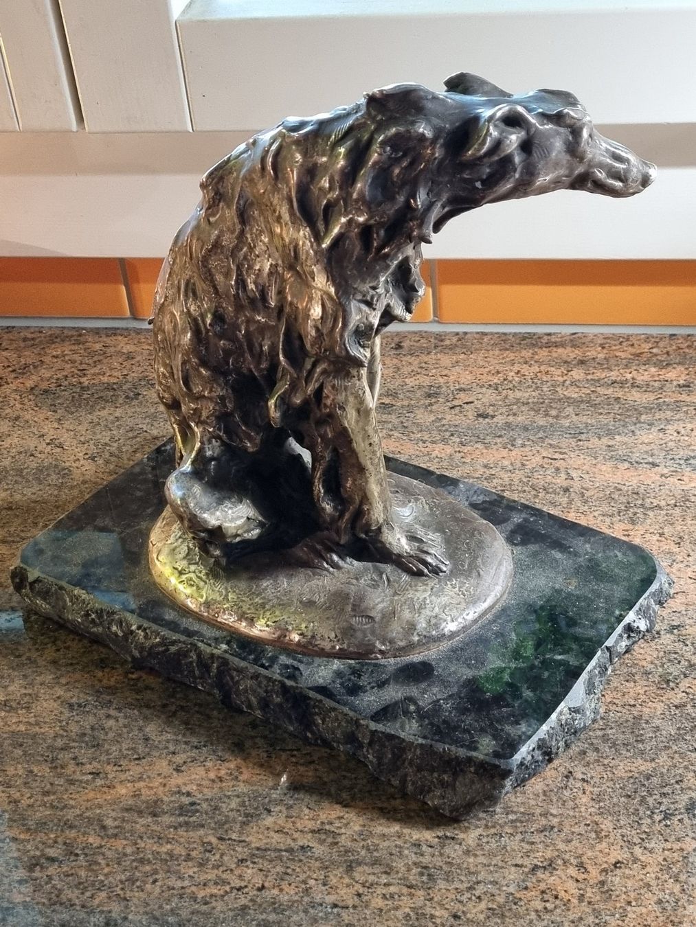 Sculture & Statue: Antiker Windhund auf Marmorsockel – Usato da Trachslau venduto da post35 7