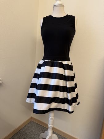 Sommerliches Kleid mit Streifen, für ca. 14 Jährige 