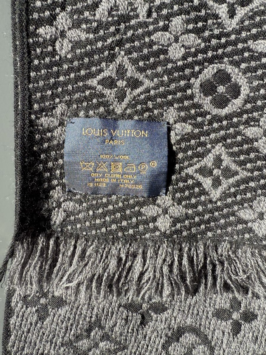 Louis Vuitton Foulards, Tücher & Schals: LOUIS VUITTON Schal Monogram Classic Anthrazit – Gebraucht aus Zürich von StarBurn 1
