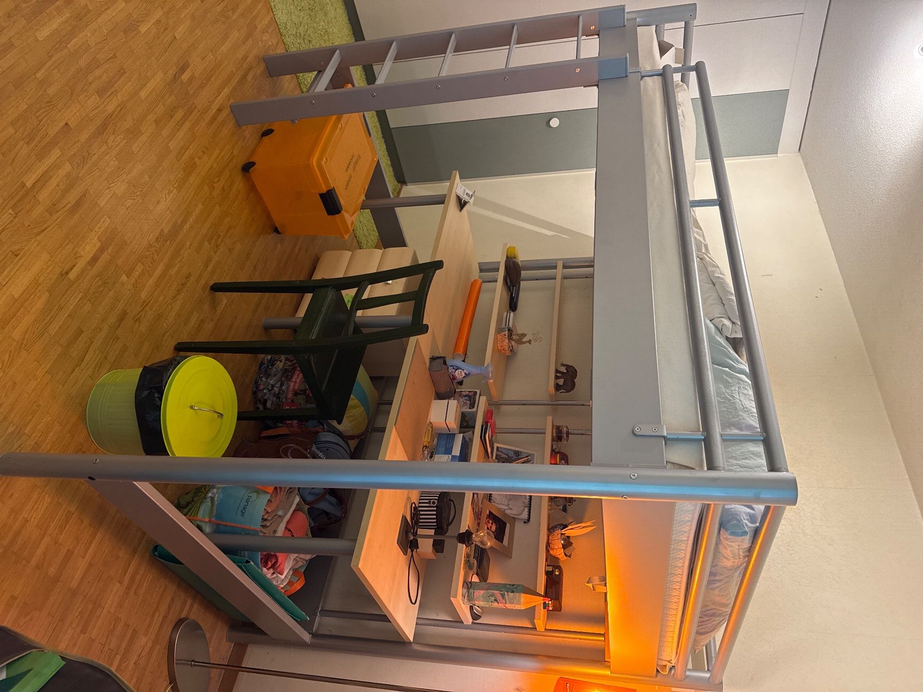 Hasena Letti: Lit mezzanine, bureau-étagères intégrés, éléments roulette – Usato da Thônex venduto da kci_7zkx 3