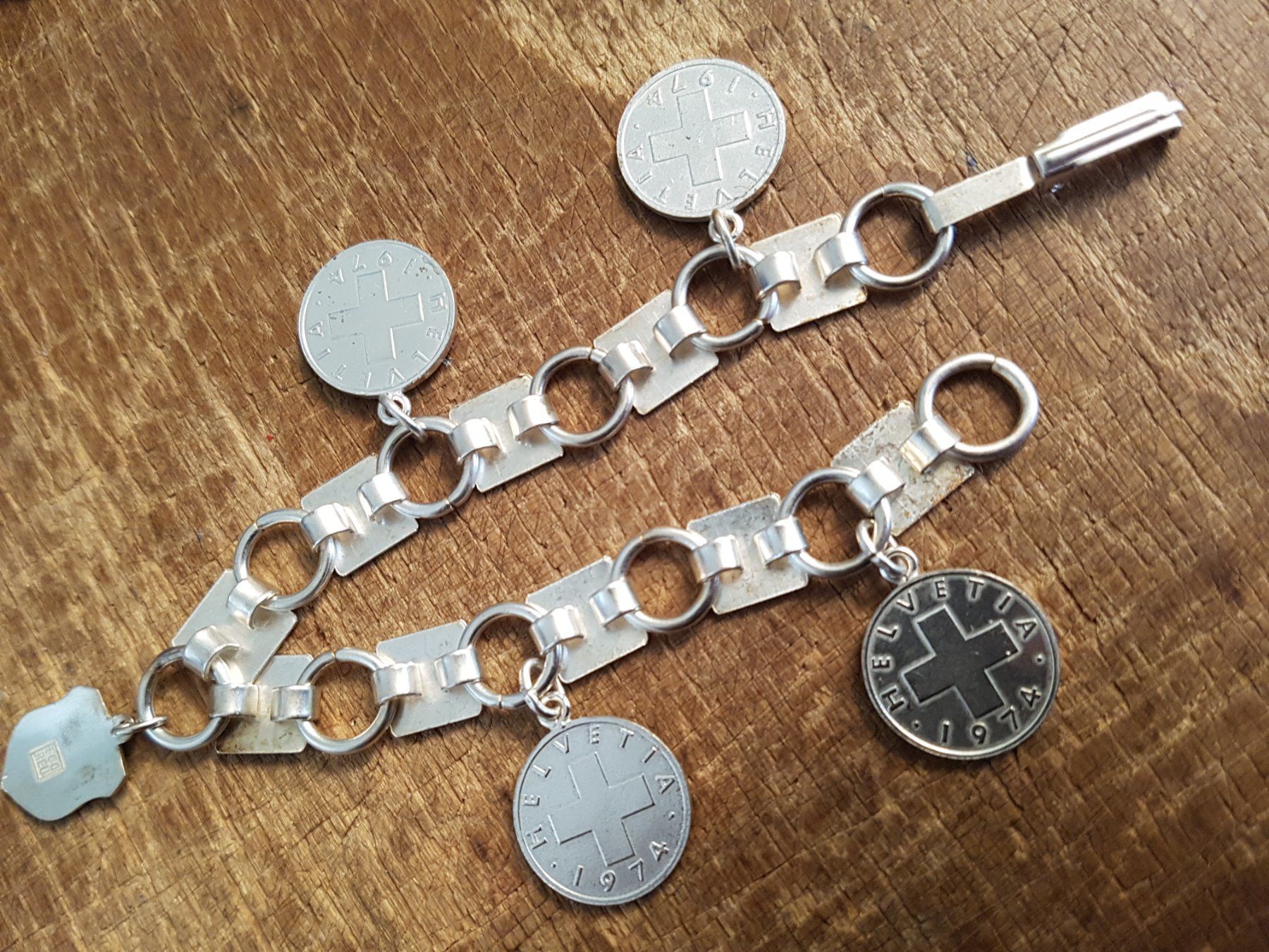 Bracciali & Braccialetti: Armband Schweiz Einräppler, emaill. Wappen versilbert – Usato da Ettingen venduto da Maranathatalitha 4