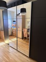 Kleiderschrank mit Spiegel- und Schiebentüre