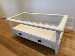 Weisser Shabby Chic Couchtisch mit Glasplatte