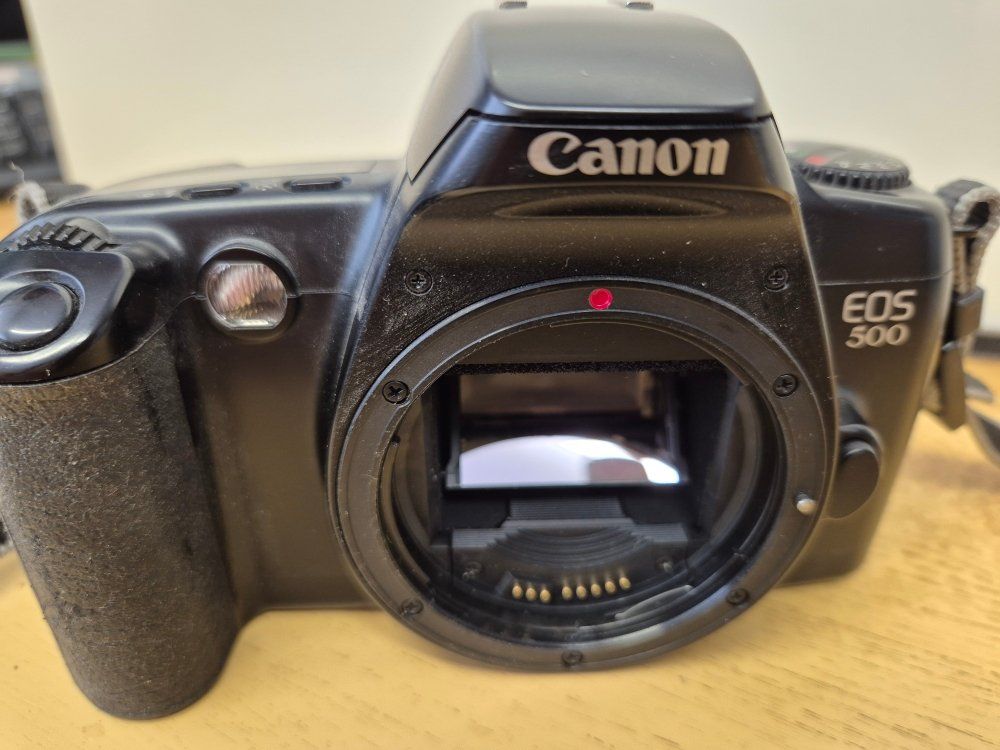 Canon Fotocamera: Kamera: CANON EOS 500+ Opjektiv – Usato da Spreitenbach venduto da aspen11 1