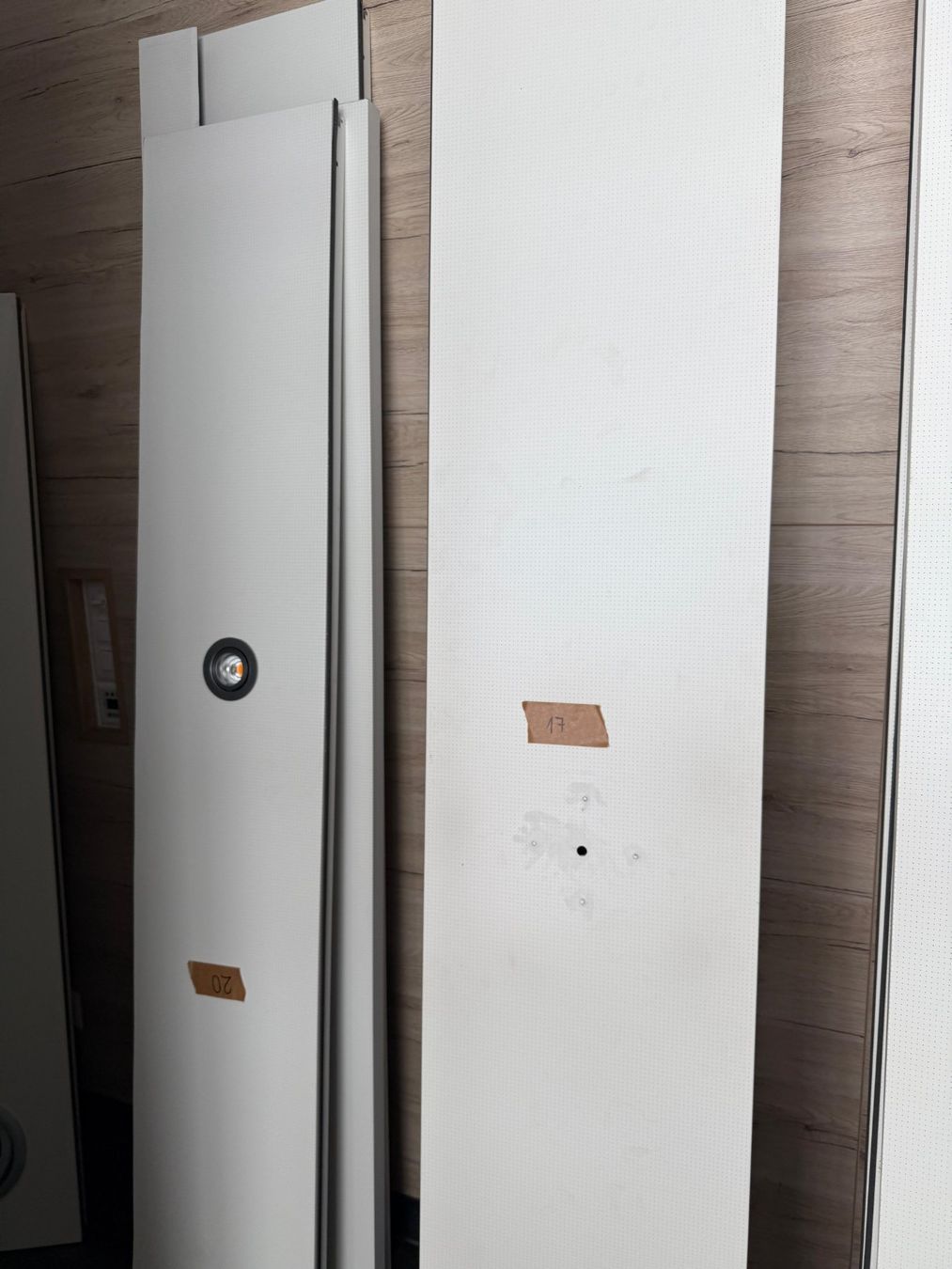 Pareti & Soffitti: 56 Stk (ca. 36 m2) Deckenpaneele inkl. Leuchten – Usato da Glarus venduto da Juice1_Glarus_GmbH 3