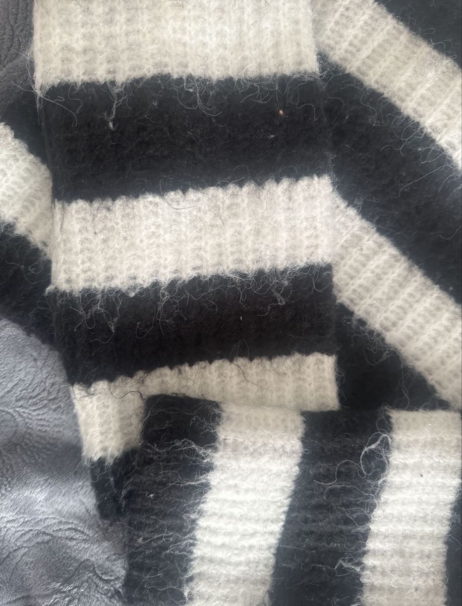 Bershka Maglioni & Felpe: Schwarz-weisser Bershka Pullover – Usato da Turgi venduto da pa.ti.d 2