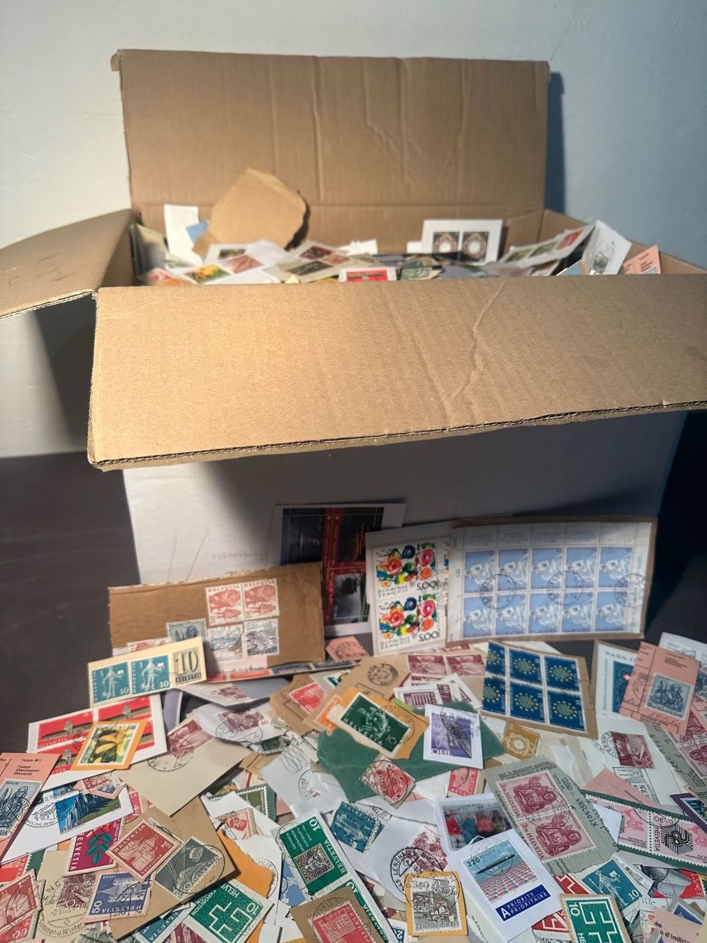 Tutti i francobolli: XXL Karton Briefmarken zum Ablösen – Usato da Stettfurt venduto da 2442 9