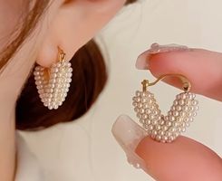 Jolies boucles d’oreilles et petites perles neuves