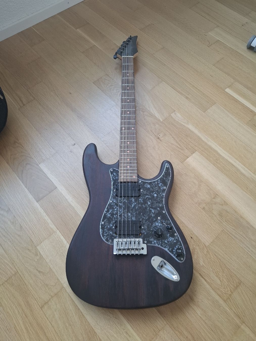 Instruments de musique: Selbst gebastelte E-Gitarre - Dekoelement – D'occasion à Aadorf par Timzanetti