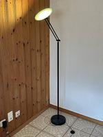 neuwertige Stehlampe