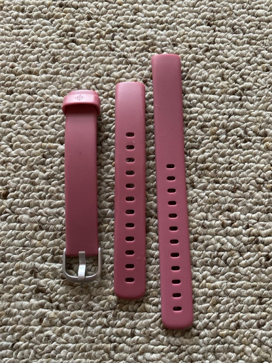 Fitbit Smartwatch: Fitbit Luxe Zubehör  – Gebraucht aus Steinen von Turtleneck 1