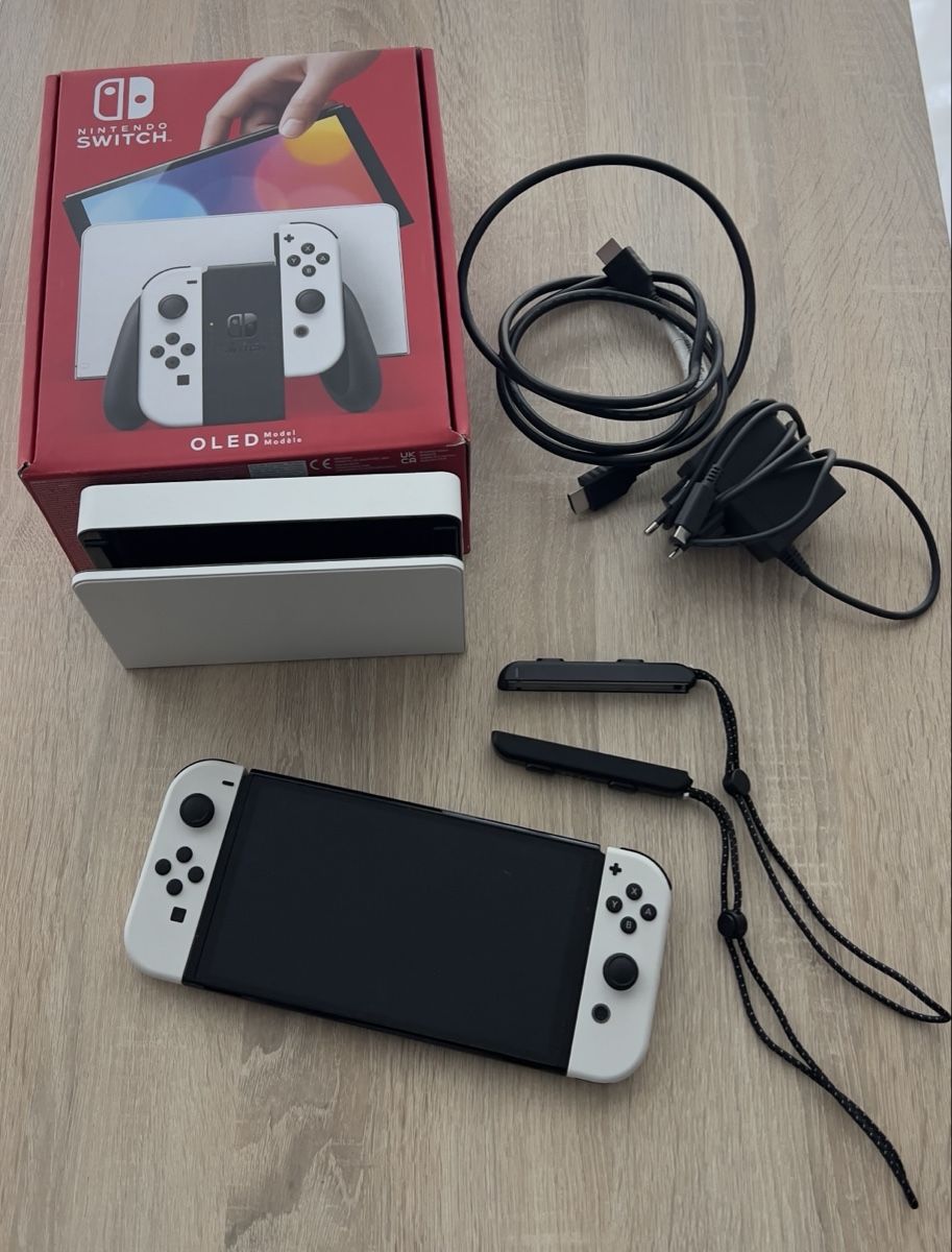 Nintendo Console: Nintendo Switch OLED weiss – Usato da Rodels venduto da yasminay