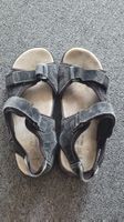 Ein Paar Trekking-Flip-Flops in perfektem Zustand