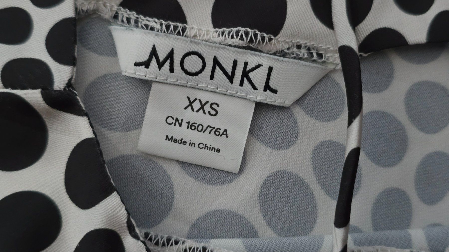 Tops: MONKL Satin Top - XXS - Wasserfall-Ausschnitt – Gebraucht aus Thalwil von VitaMini 3