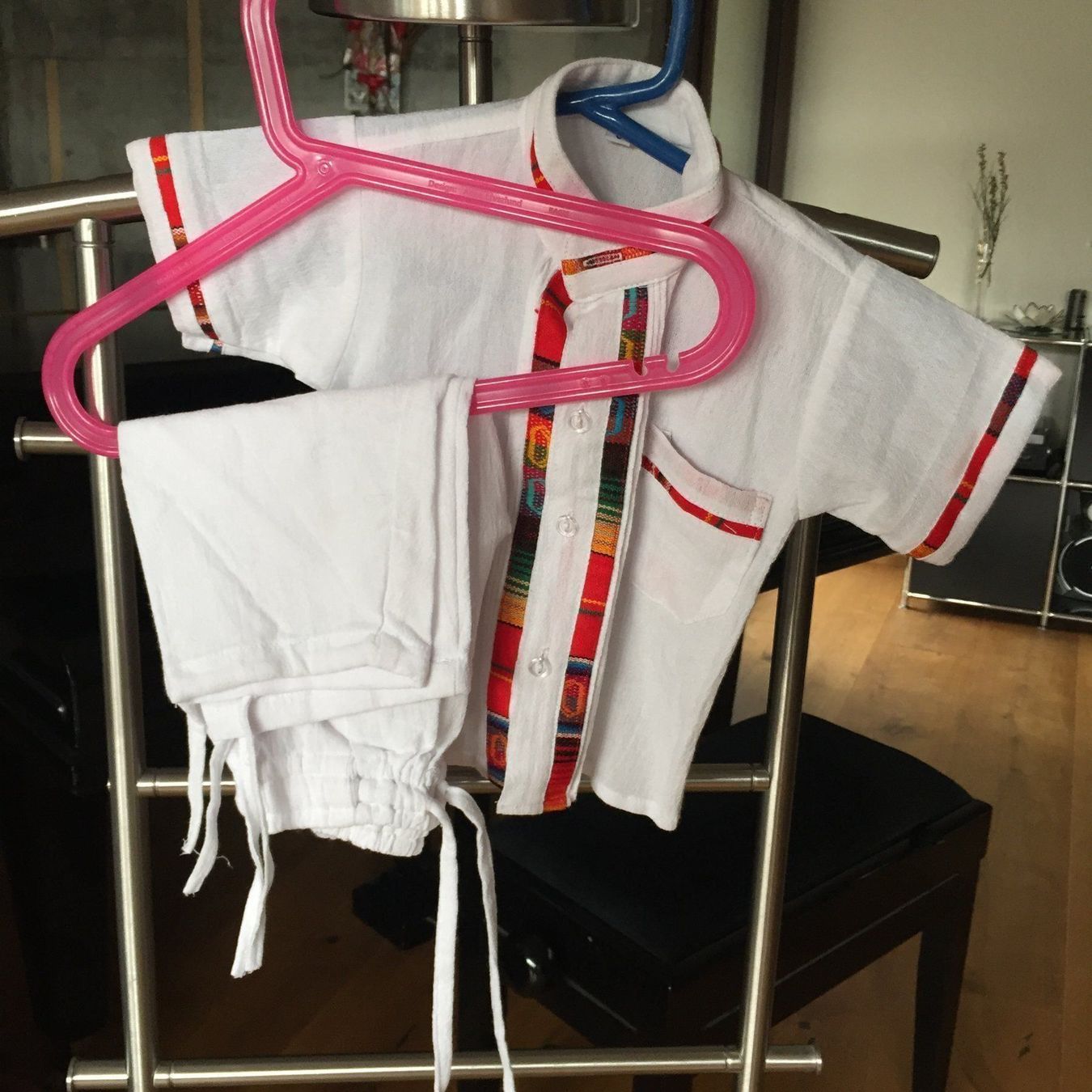 Kostüme: Hemd und Hose bestickt, bis ca.15 Monate – Neu und originalverpackt aus Gümligen von Xochitl 3