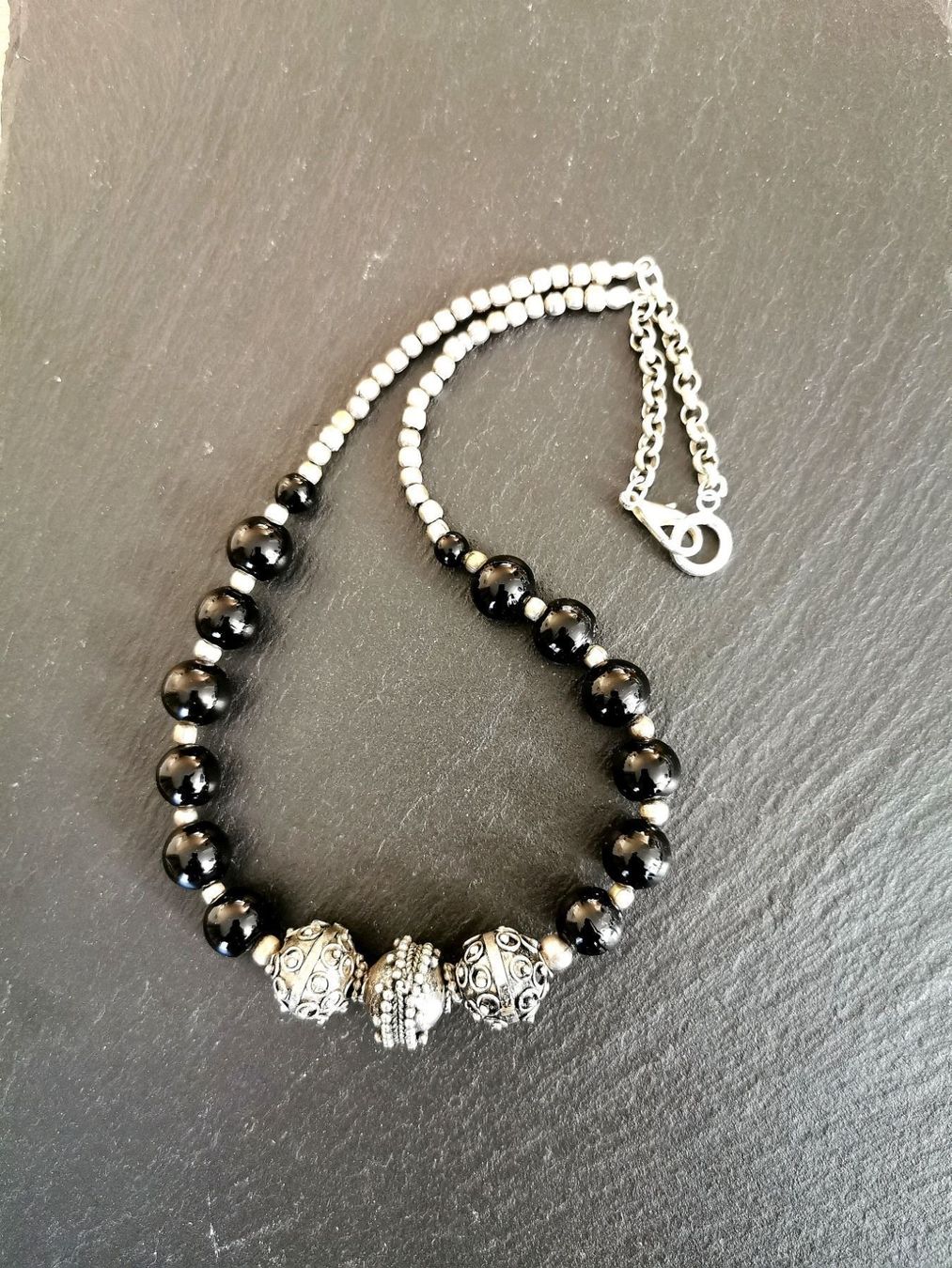 Catenine: Collier en métal argenté et perles – Nuovo e nell'imballaggio originale da Veyrier venduto da Leilazizou 1