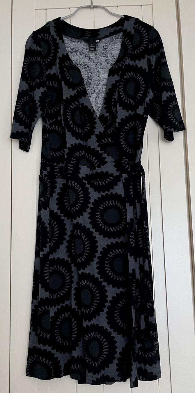 H&M Kleider: Vestito a portafoglio L – Gebraucht aus Breganzona von mas_tv72 1