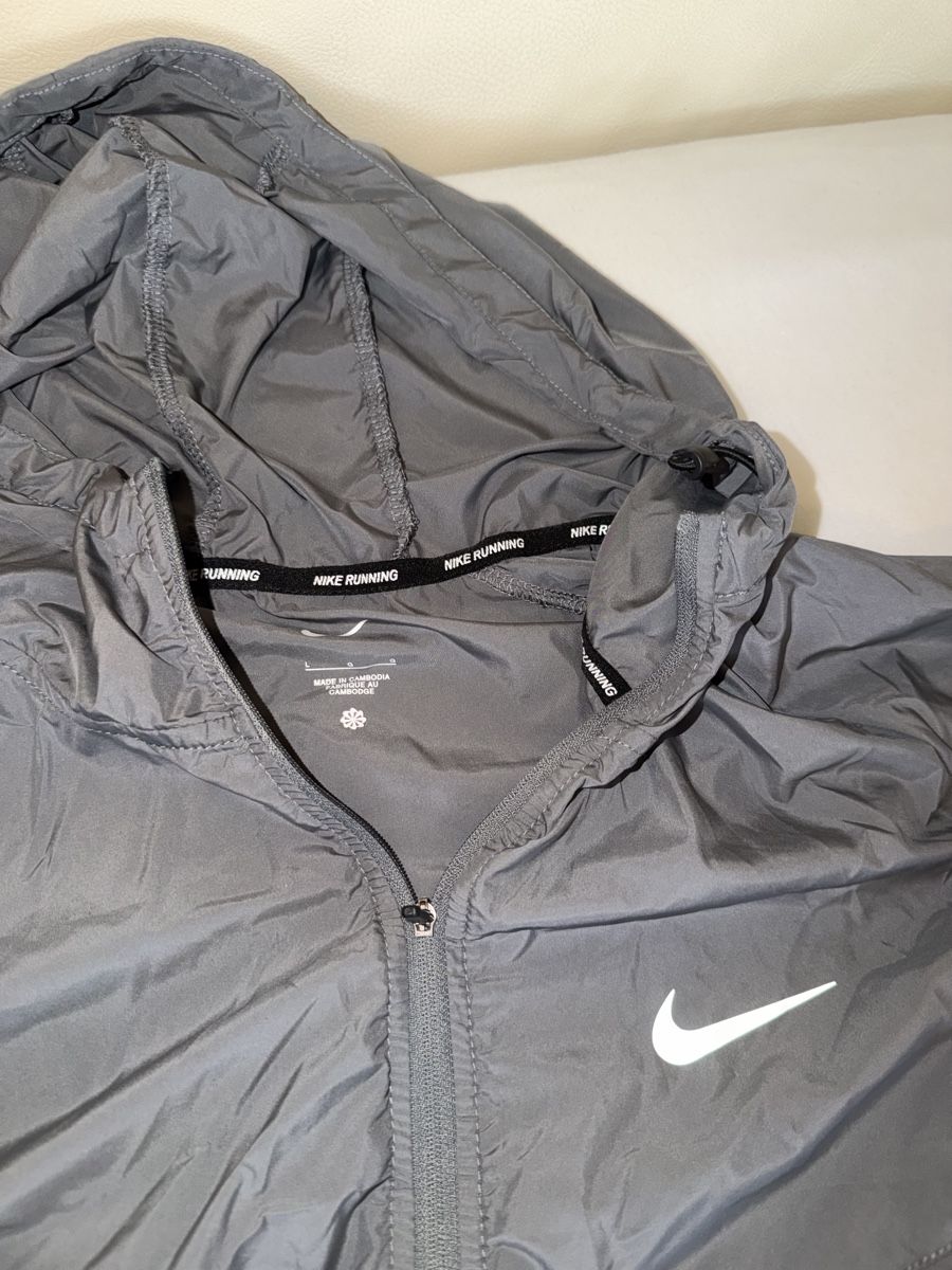 Completi, tute sportive e funzionali: Nike Running Trainingsanzug grau Groesse L – Nuovo (secondo la descrizione) da Muri b. Bern venduto da pro_f2tr 2
