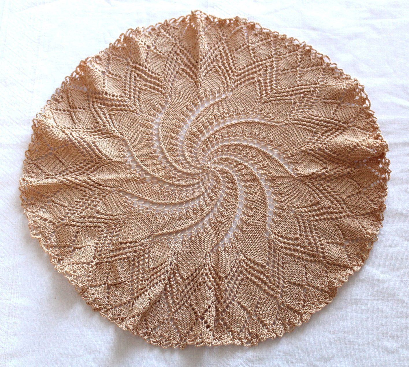 Sonstige Tischwäsche: Tischwäsche beige, Durchmesser ca. 32 cm. – Gebraucht aus Locarno von fripui 2