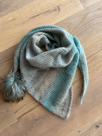 Handgestricktes Dreieckstuch/Schal aus Wolle mit Pompon