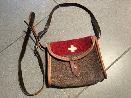 Umhängetasche klein von Karlen Törbel (Swiss Army Look)