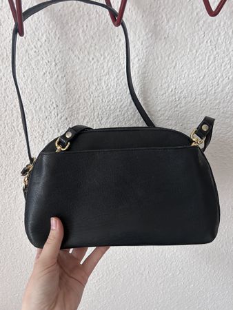 Schöne COS Crossbody Bag Echtleder schwarz halbmond