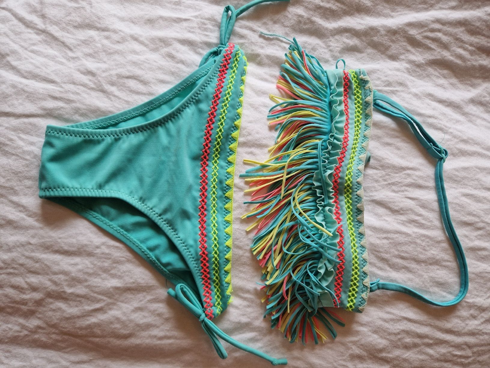 Badekleider & Bikinis: Fransenbikini, türkis mit bunten Details, Grösse 122 – Gebraucht aus Gwatt (Thun) von Letzte-Chance-III 4