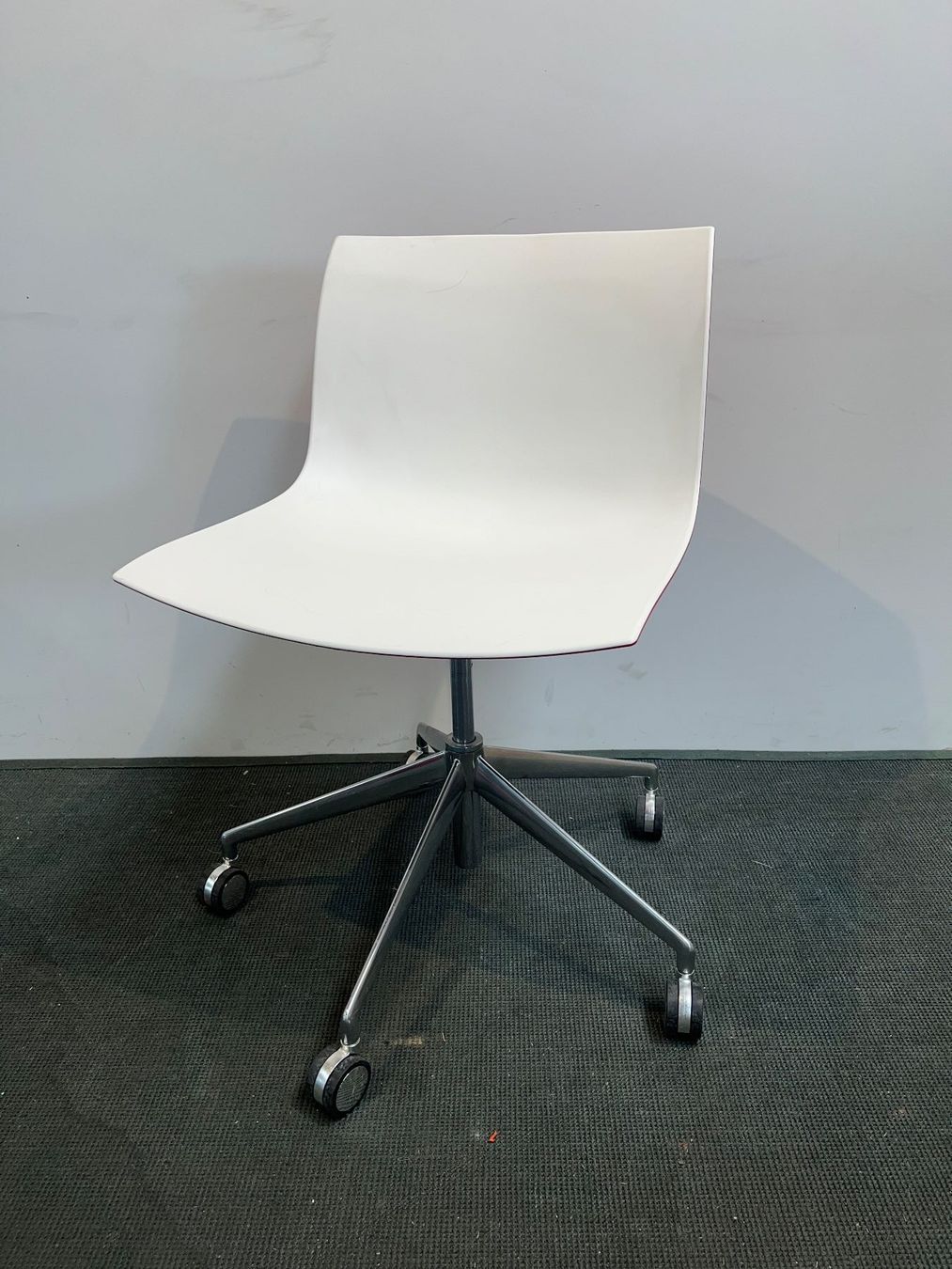 Arper Sedie: Posten 2x ARPER Catifa 46 Drehstuhl – Usato da Wangen an der Aare venduto da TBYN
