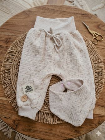 Neu. Handmade: Set Musselinhose, Lätzchen Gr.80
