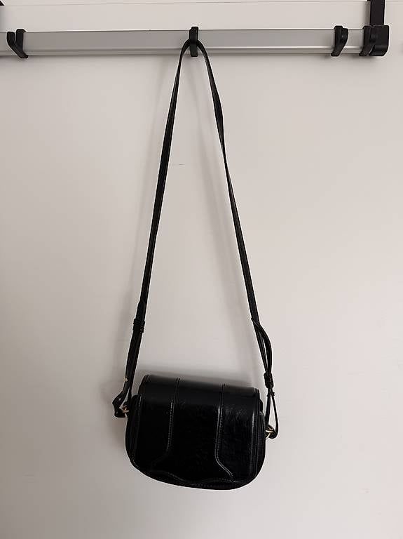 Taschen für Damen: Schwarze Tasche mit Goldkette, ZARA – Gebraucht aus Neuenegg von sina.lndr