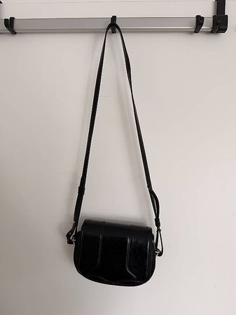 Schwarze Tasche mit Goldkette, ZARA